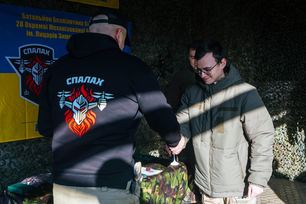 Командування високо оцінює вклад військовослужбовців "Спалаху" у загальну справу Перемоги. На фото - нагородження військовослужбовців відзнаками.